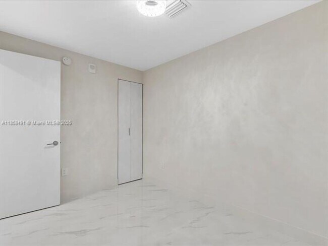 Building Photo - 700 NE 24th St