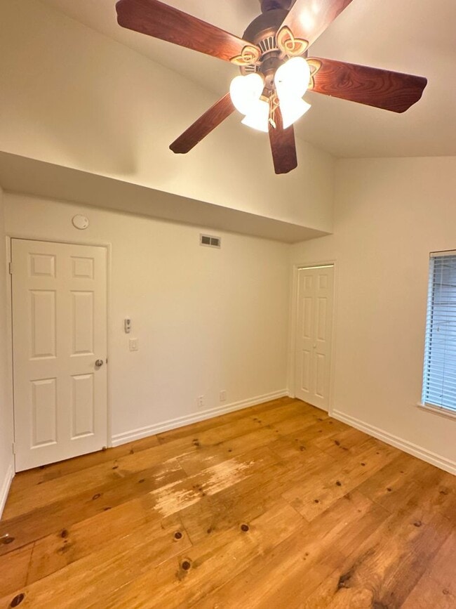 Building Photo - 3 Bedroom Irvine Home - Large Master Suite w/ Wood Floors - Beautiful!!!!!