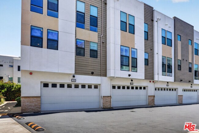 Building Photo - 1678 Topanga