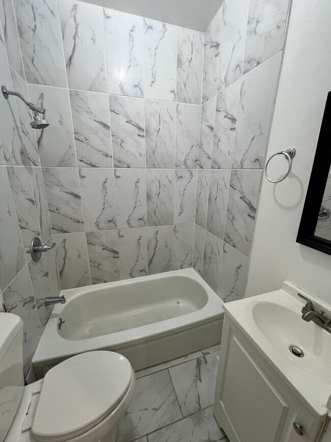 Building Photo - Stylish 2-Bedroom Unit Featuring Decorative Fireplace