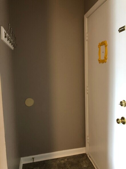 Entry - 1366 Hunters Rd