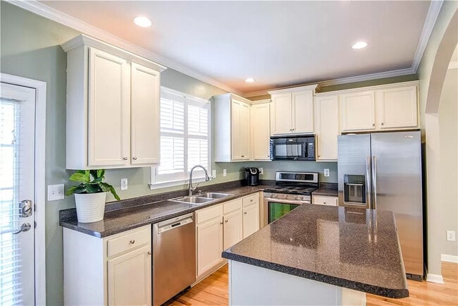 Building Photo - 587 Delbridge St NW