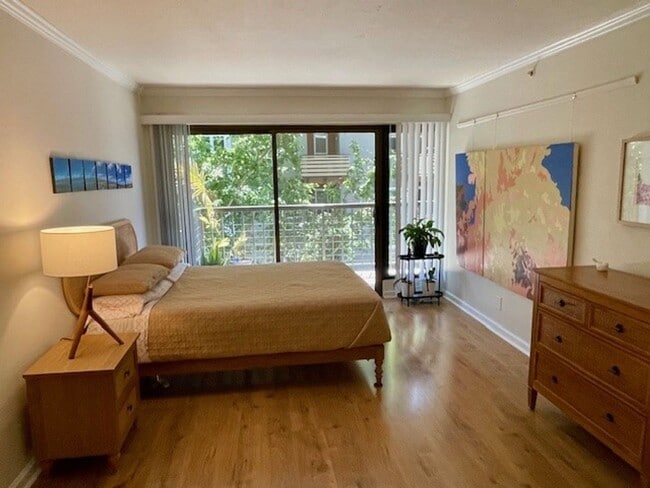 Building Photo - 1 Bedroom 1 Bathroom Downtown Unit with Pa...