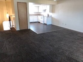 Building Photo - 2112 Sun Ave