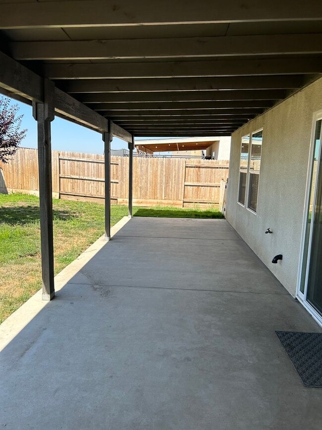 Building Photo - Spacious 5 Bedroom 4 Bathroom in Tulare!!
