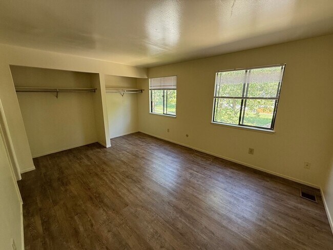 Building Photo - 3-bedroom, 1.5-bathroom townhome close to ...