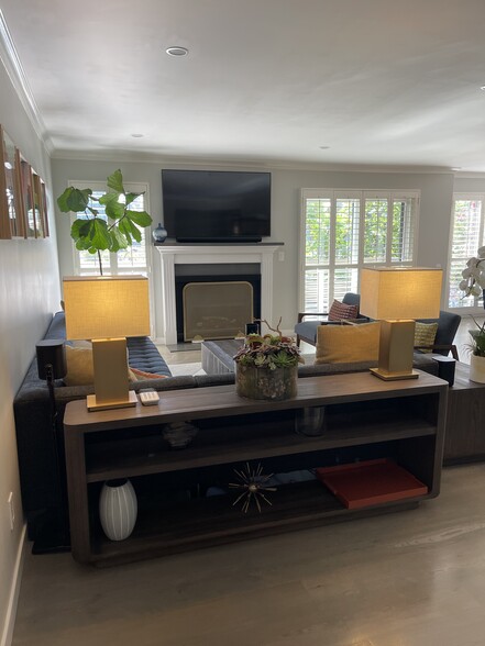 Entry to living room - 8960 Cynthia St