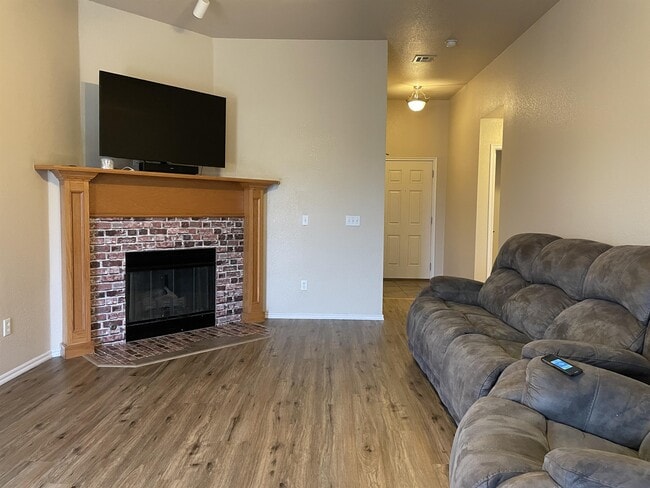Building Photo - 2513 Queenston Ave