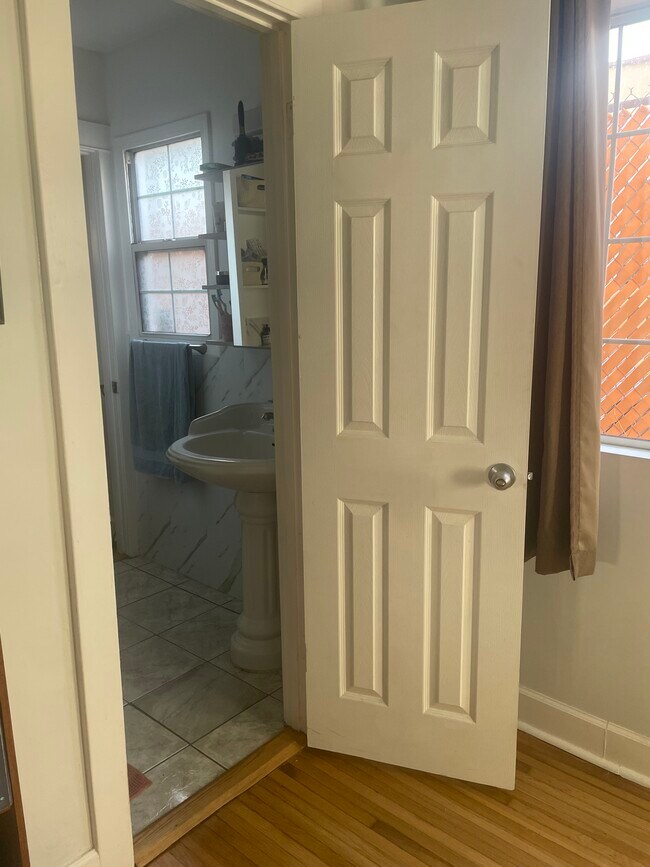 Building Photo - 6619 Willoughby Ave