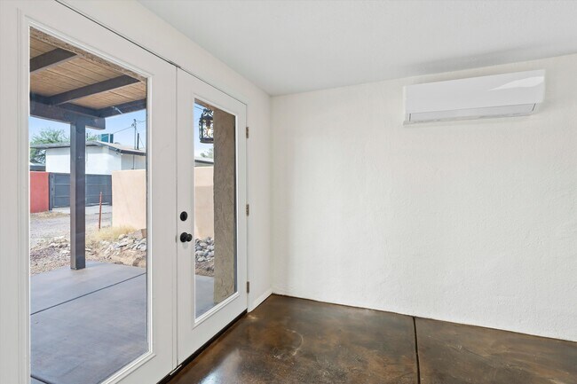 Building Photo - 1320 E Hampton St