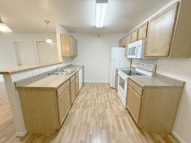 Maple Creek Apartments Living 2 bed 2 bath 1250 Kitchen - Maple Creek Apartments