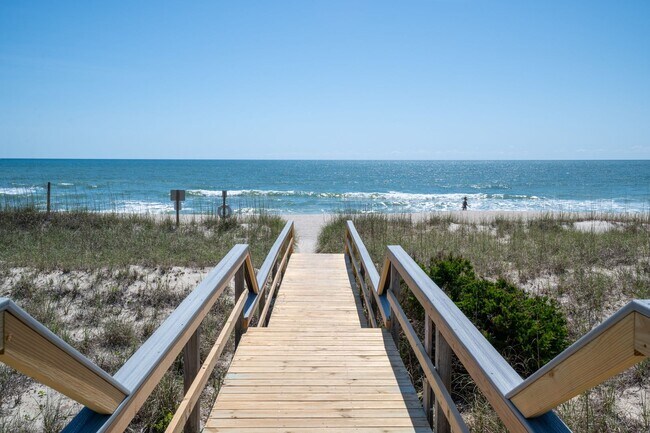 Building Photo - PERFECT OFF-SEASON BEACH GETAWAY