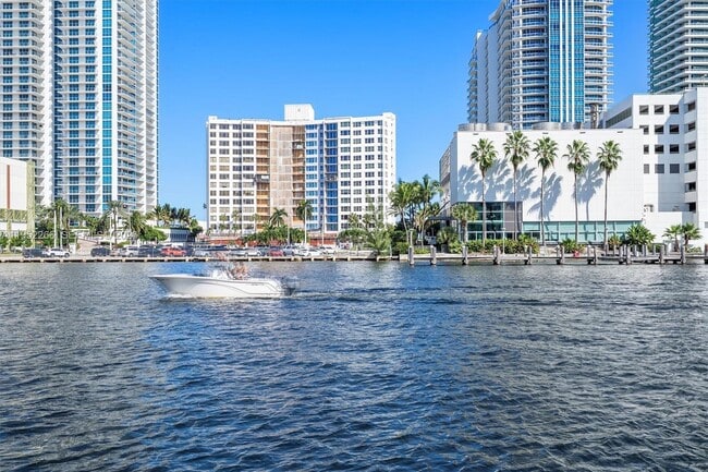 Building Photo - 600 Parkview Dr