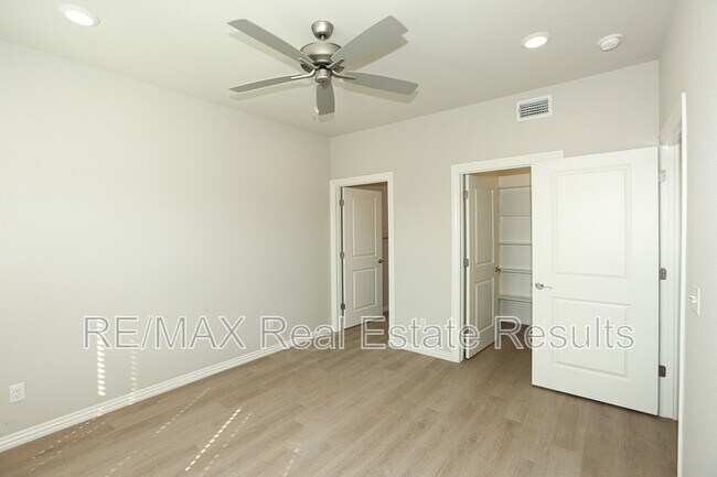 Building Photo - 1405 SW Poigai Wy