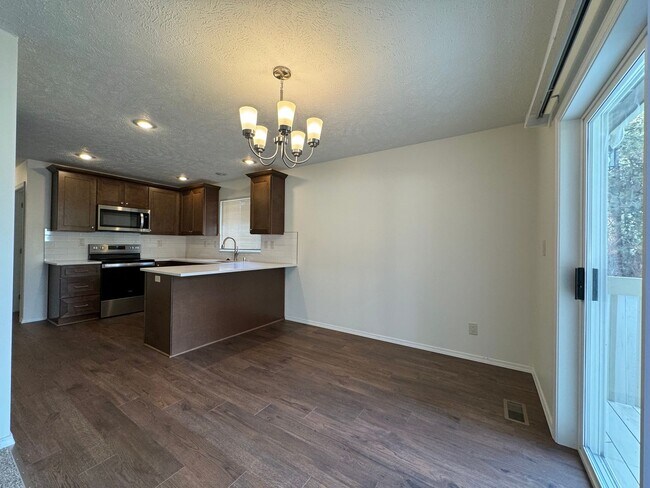 Building Photo - Delightful 2 Bed, 2 Bath Duplex near River...