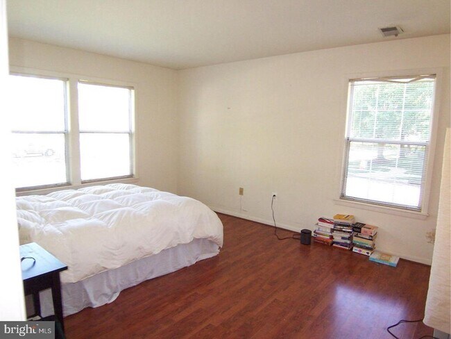 Building Photo - 102 Sequoia Ct