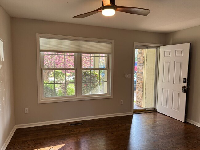 Building Photo - South AVL - Arden Townhome Move-In Ready