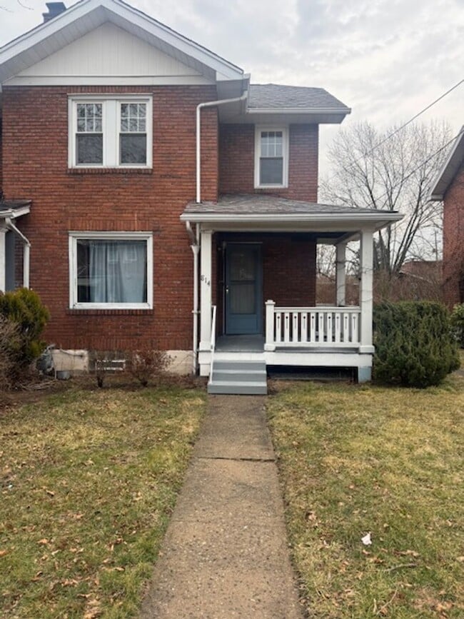 Building Photo - 3 bed/1 bath townhome in Clairton, PA 15025
