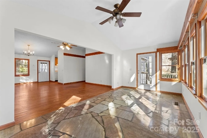 Building Photo - 550 Kinross Dr