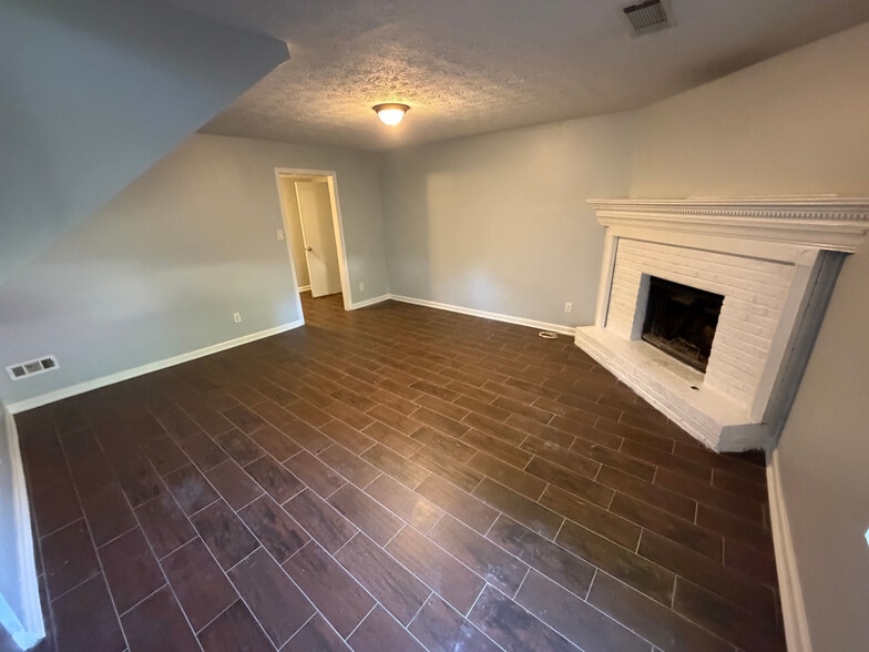 Building Photo - Room in House on Alicia Ct