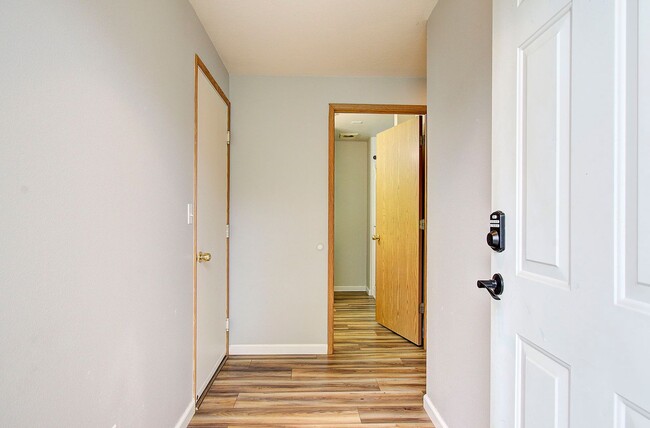 Building Photo - Welcome to this charming 2 bedroom, 2 bath...
