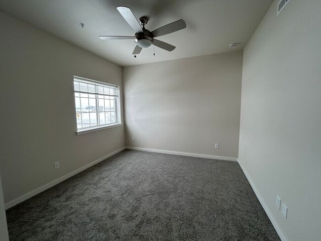 Building Photo - $1400 | 2 Bedroom, 2 Bathroom Condo | No P...