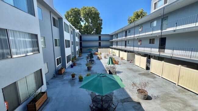 Building Photo - Large 1 bed 1 bath Nestled in Grand Lake Neighborhood