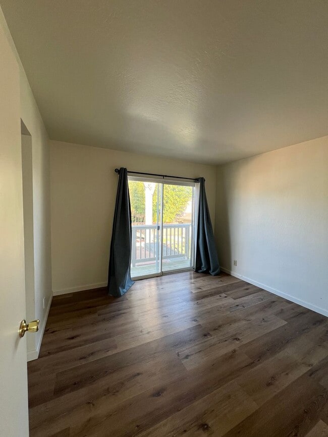 Building Photo - 3 bed 1.5 bath Home upper westside