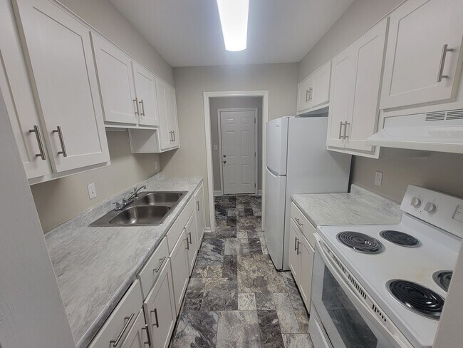 Building Photo - 1546 Hamilton Dr