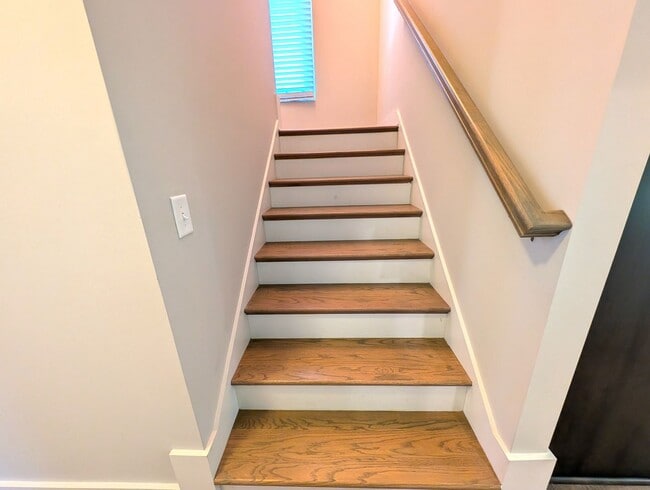 Building Photo - Stunning Contemporary 2 story, 4 bedroom, 3 full bath home is Located in the Merry Oaks Community!