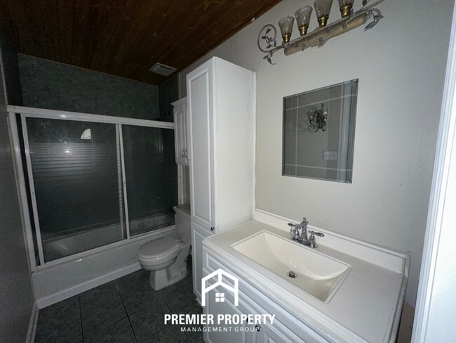 Building Photo - 2714 Gerald Ford Dr W