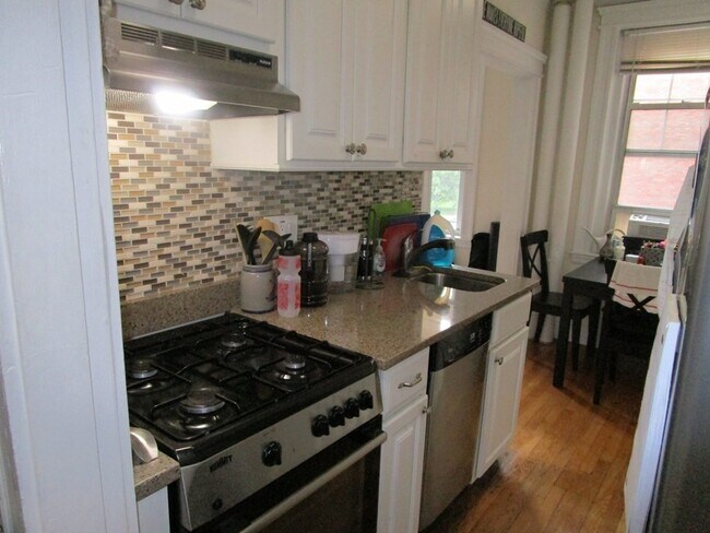 Building Photo - 122 Riverway