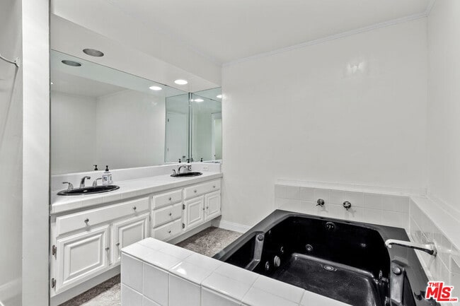 Building Photo - 1260 S Beverly Glen Blvd