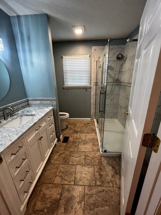 Building Photo - ***COMING SOON, JUNE 1ST*** 3 Bedroom 2 Bath house with attached garage, sun room, large back deck