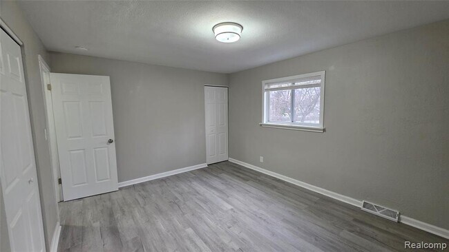Building Photo - 33507 Berville Ct