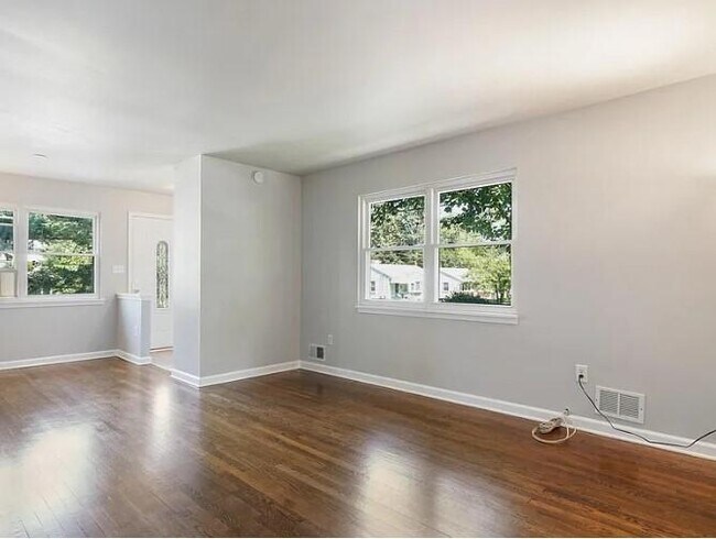 Building Photo - 5013 Iroquois St