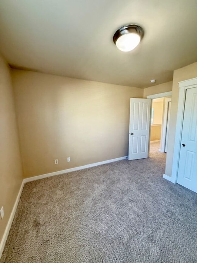 Building Photo - 3 Bedroom 3 Bathroom House Located Near a ...