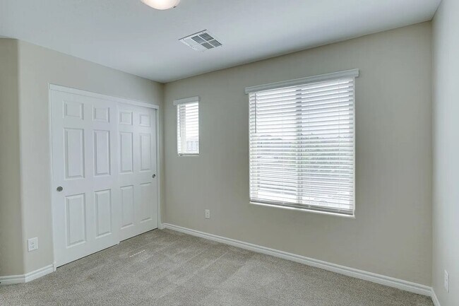 Building Photo - 932 Lotus Falls St