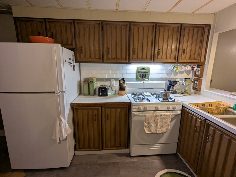 Brand new tile backsplash and gas range - 1334 Boucher St