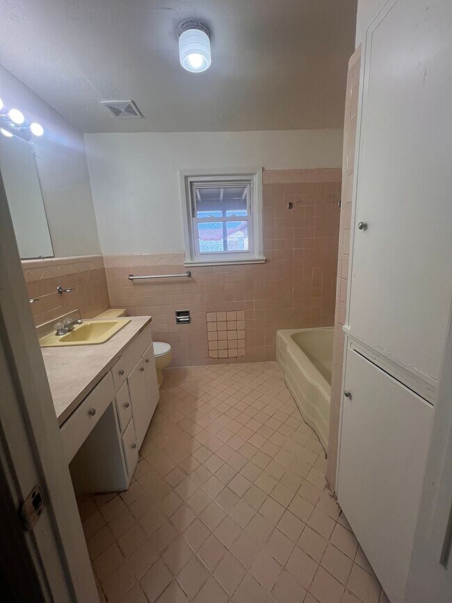 Building Photo - 314 Santa Rita Dr
