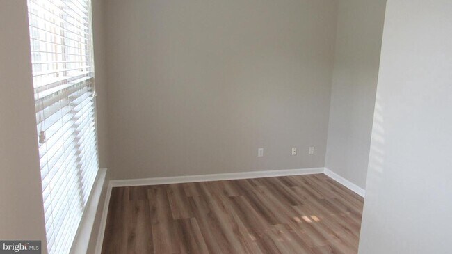 Building Photo - 1045 Fallbrook Ln
