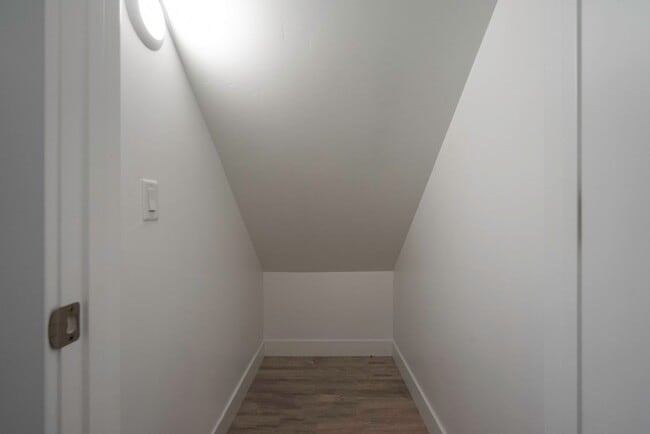 Building Photo - Well Maintained, 3 Bedroom and 2.5 Bathroo...
