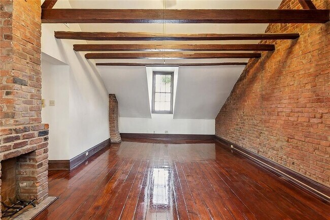 Building Photo - 622 Dauphine St