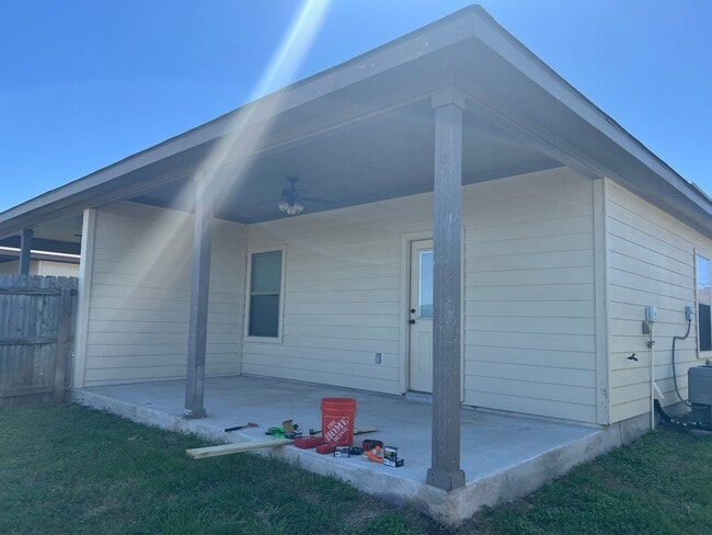 Building Photo - Luxury 3/2 duplex in NBTX