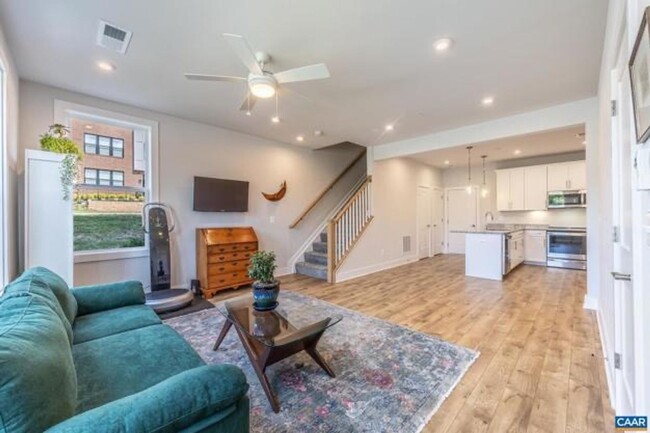 Building Photo - Light filled 3 BR, 2.5 Ba end unit in Broo...