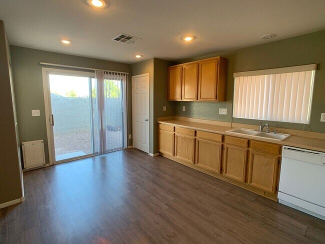 Building Photo - Upgraded 3 bedroom home with loft and den....