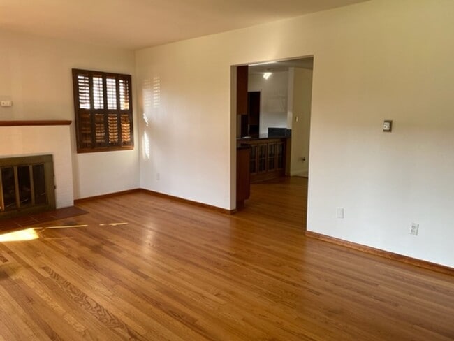 Building Photo - 3 bdr 2 bath Home on Huge lot.