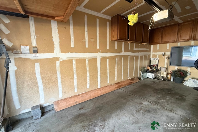 Building Photo - Bright 2 Bedroom, 1.5 Bathroom Home with O...