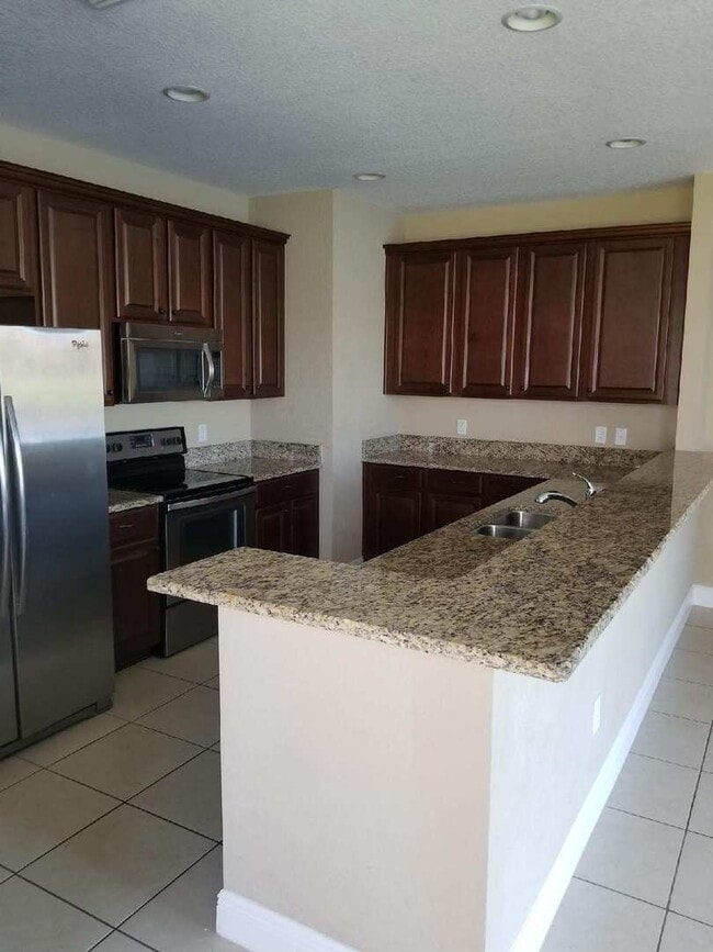 Building Photo - 3 Bed 2.5 Bath Townhouse