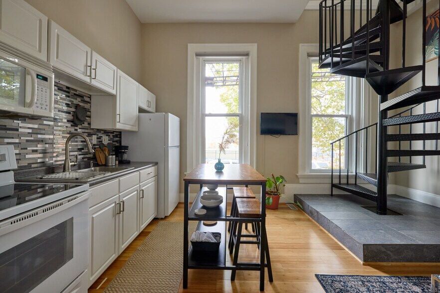 Building Photo - 440 Hopkins St